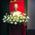 Hoa sen trắng trang trí bục tượng bác KT 70x50cm